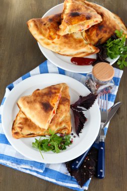 Pizza calzones plakaları üzerine peçete ahşap tablo