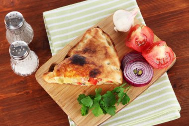 Pizza calzone peçete ahşap masa üzerinde ahşap tahta üzerinde
