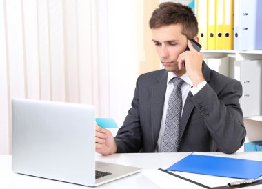 Ofiste çalışan iş adamı