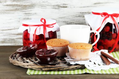 Ahşap ahşap arka plan masaya peçeteye üzerinde dokuma tepsi bankalarda lezzetli reçel