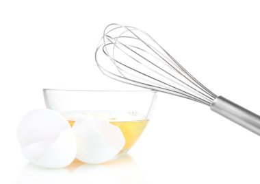 Corolla, un ve beyaz izole kırık yumurta