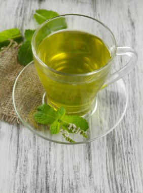 çaydanlık ve ahşap masa çiçekleri taze nane ile bitkisel çay