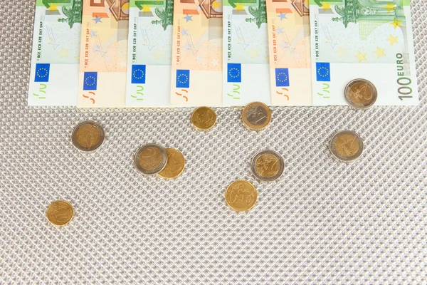 Banconote in euro e centesimi di euro su sfondo grigio — Foto Stock