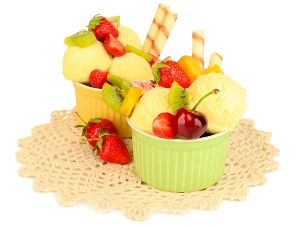 Finom fagylalt, gyümölcsök és bogyók, elszigetelt fehér tálban — Stock Fotó