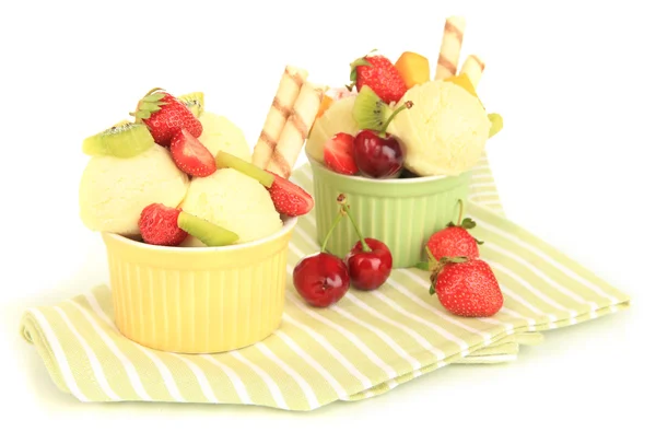 Delicioso helado con frutas y bayas en un tazón aislado en blanco — Foto de Stock
