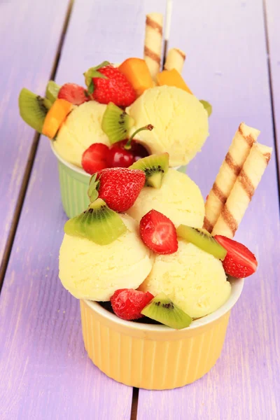 과일과 열매 나무 테이블에 그릇에 맛 있는 아이스크림 — 스톡 사진