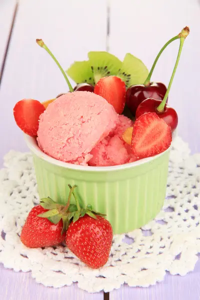 アイスクリームのおいしい果物や果実の木のテーブルの上にボウル — ストック写真