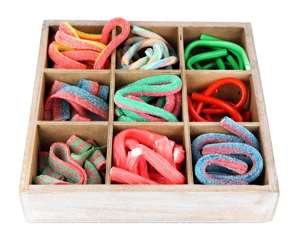 Dulces caramelos de gelatina en caja de madera aislada en blanco —  Fotos de Stock