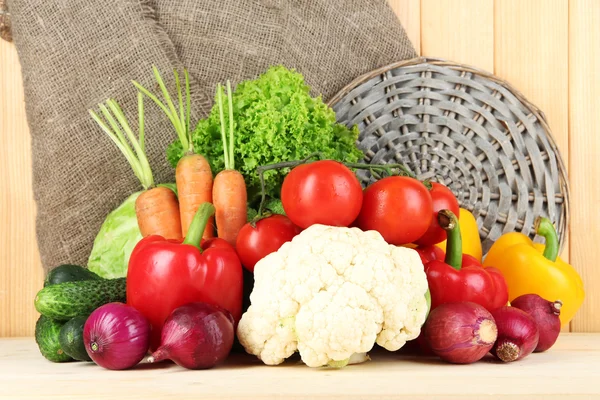 Verse groenten op houten tafel close-up — Stockfoto