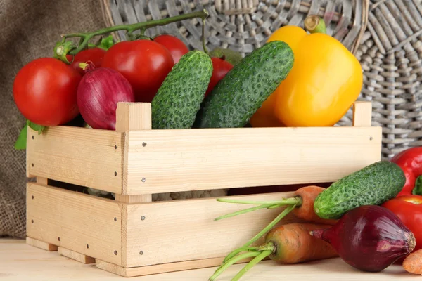 Legumes frescos na caixa na mesa de madeira fechar — Fotografia de Stock