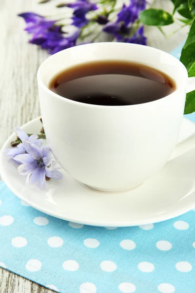 Чашка чаю з цикорієм, на дерев'яному столі — стокове фото