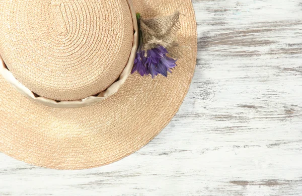 Hermoso sombrero de verano sobre fondo de madera —  Fotos de Stock