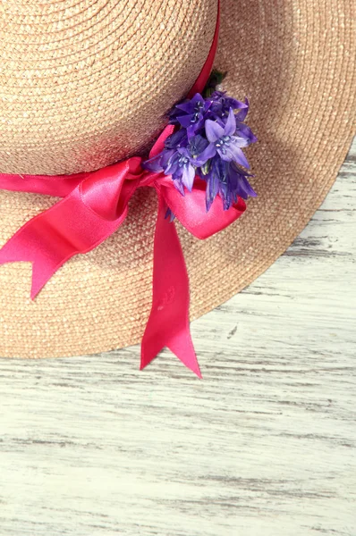 Mooie zomerse hoed op houten achtergrond — Stockfoto
