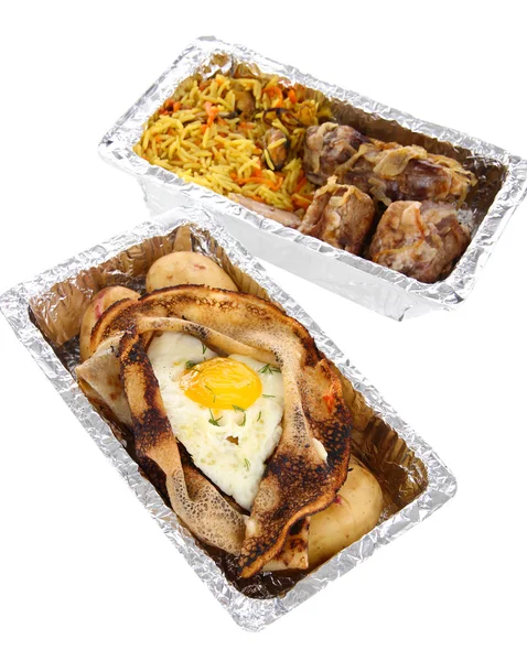 Їжа в коробках з фольги ізольована в білому — стокове фото