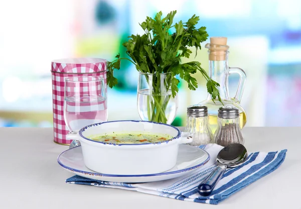 Sopa em placa sobre guardanapo na mesa no fundo da janela — Fotografia de Stock