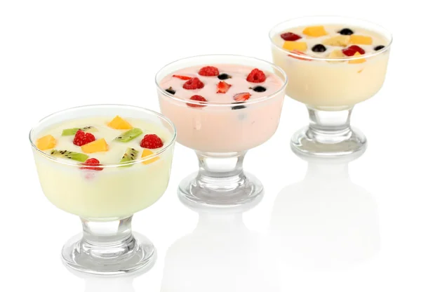 Смачний йогурт з фруктами ізольовано на білому — стокове фото