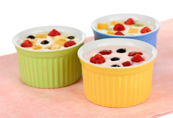 Смачний йогурт з фруктами крупним планом — стокове фото