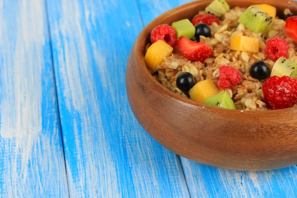 Oatmeal gyümölcs a táblázat közelről — Stock Fotó