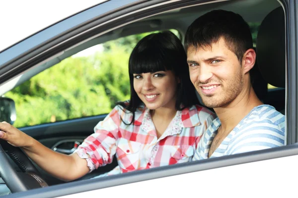 Schönes glückliches junges Paar, das Auto fährt — Stockfoto