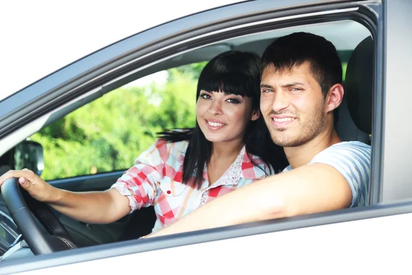 Krásný šťastný mladý pár řídí auto — Stock fotografie