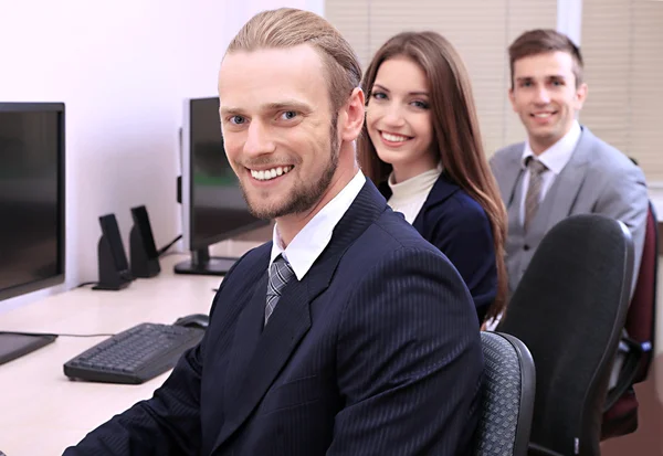 Uomini d'affari sul posto di lavoro — Foto Stock