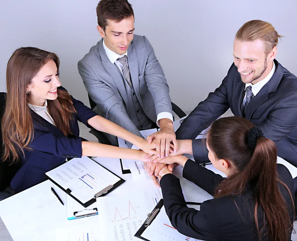 Grupo de empresarios que se reúnen — Foto de Stock