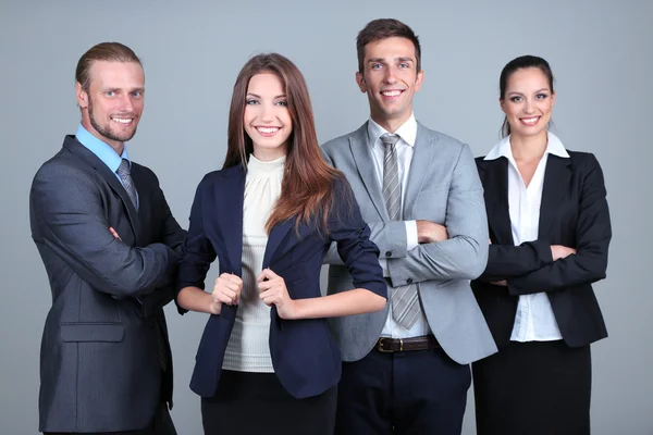 Equipe de negócios em fila no fundo cinza — Fotografia de Stock