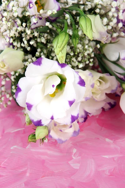 Bouquet bunga eustoma pada warna latar belakang kayu — Stok Foto