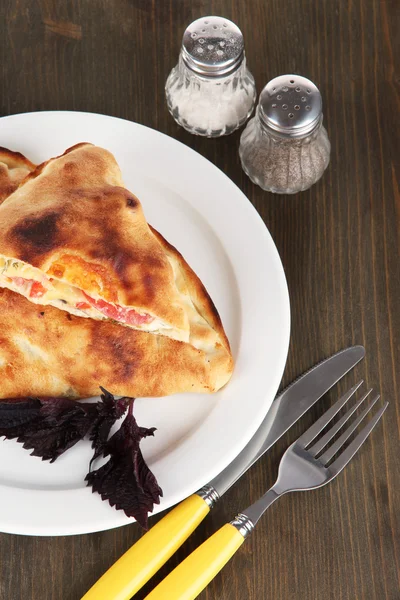 Calzone pizza na mesa de madeira — Fotografia de Stock