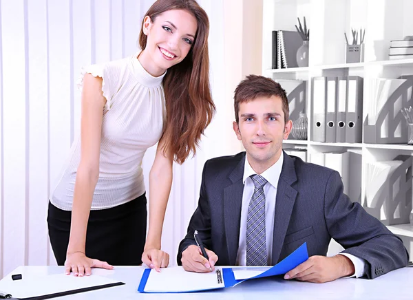 Colegas de negócios trabalhando juntos no escritório — Fotografia de Stock