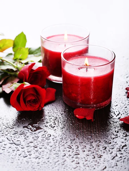 Hermosas velas rojas románticas con flores, de cerca — Foto de Stock