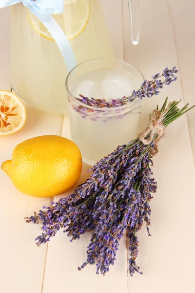 Lavendel lemonad, på vit trä bakgrund — Stockfoto