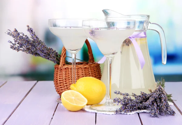 Lavendel saft i Glaskanna och cocktail glas, på ljus bakgrund — Stockfoto