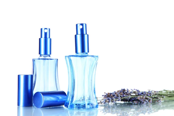Parfém lahví a levandule izolovaných na bílém — Stock fotografie