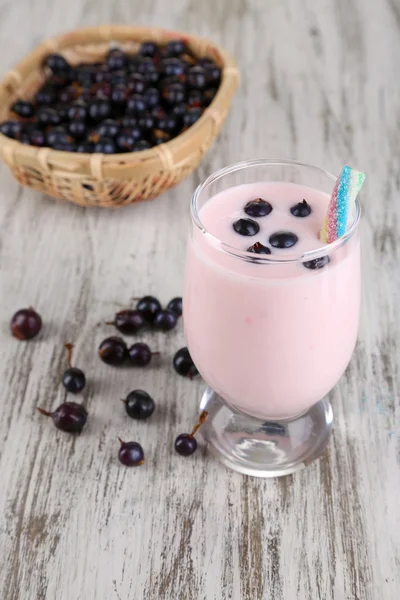 Vynikající mléčný koktejl s blackberry na dřevěný stůl detail — Stock fotografie