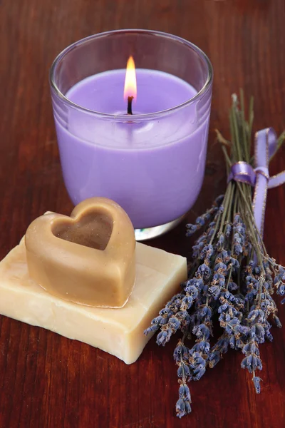 Lavendel ljus med färsk lavendel, tvål på trä bakgrund — Stockfoto