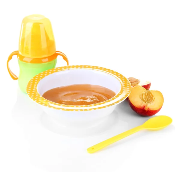 Savoureux bébé purée de fruits et biberon isolé sur blanc — Photo