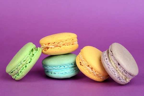 Macarons sur fond violet — Photo