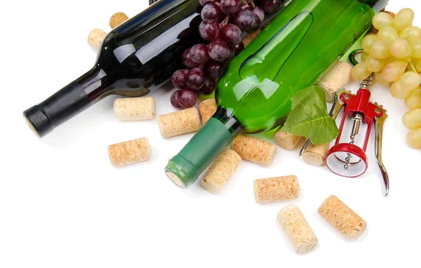 Flaschen Wein, Trauben und Korken, isoliert auf weiß — Stockfoto