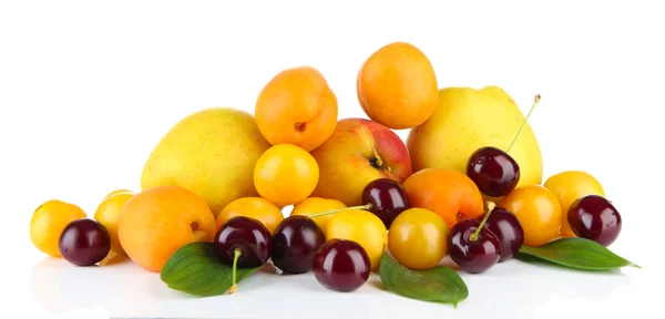 Fruits d'été lumineux isolés sur blanc — Photo