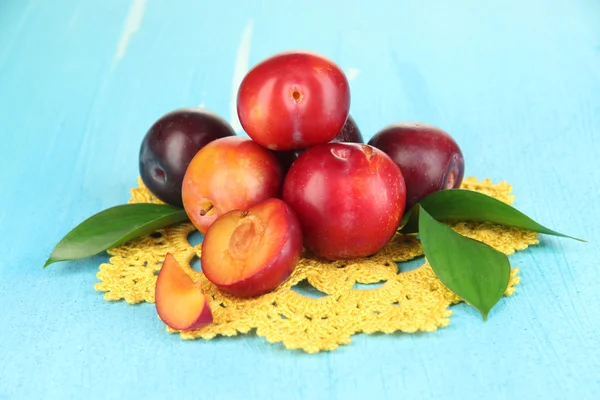 Ripe plums on wooden table close-up — Stock Photo, Image