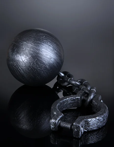 Bola e corrente no fundo cinza — Fotografia de Stock