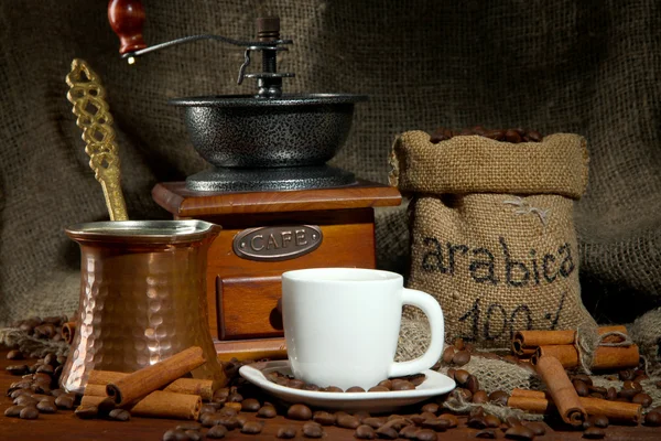 Metalltürke und Kaffeetasse auf dunklem Hintergrund — Stockfoto