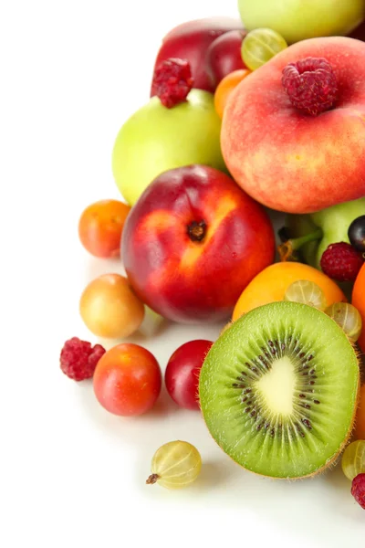 Surtido de frutas jugosas, aisladas en blanco — Foto de Stock