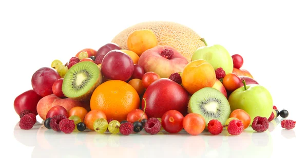 Sortimento de frutas suculentas, isoladas em branco — Fotografia de Stock