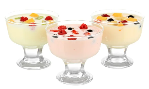 Heerlijke yoghurt met fruit geïsoleerd op wit Rechtenvrije Stockfoto's