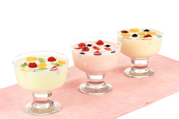 Köstlicher Joghurt mit Früchten isoliert auf weiß Stockbild