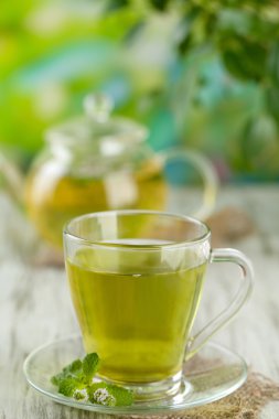 ahşap masa çiçekleri taze nane ile bitkisel çay