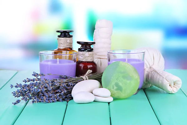 Natureza morta com vela de lavanda, sabão, bolas de massagem, sabão e lavanda fresca, sobre fundo brilhante — Fotografia de Stock