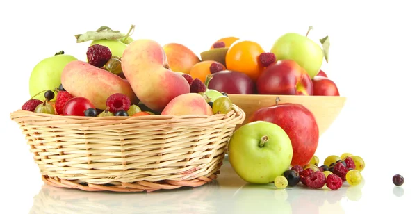 Assortiment de fruits juteux, isolés sur blanc — Photo